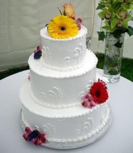 Трёхъярусный свадебный торт – символ семейного счастья